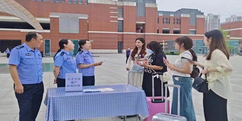 民警在沈阳站开展政策宣传工作