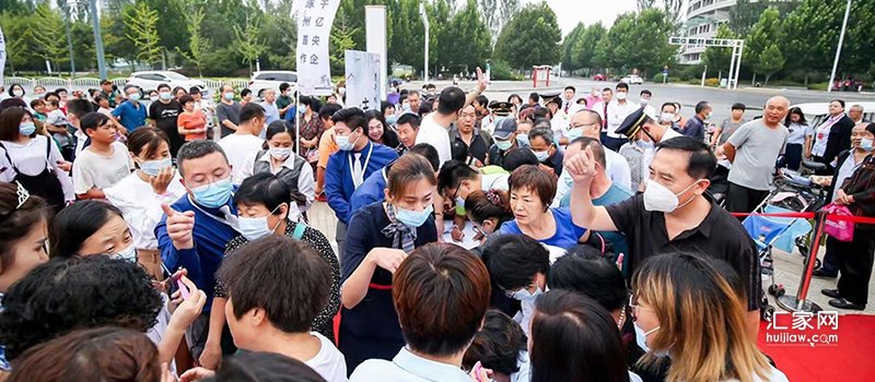 樾府国际售楼现场