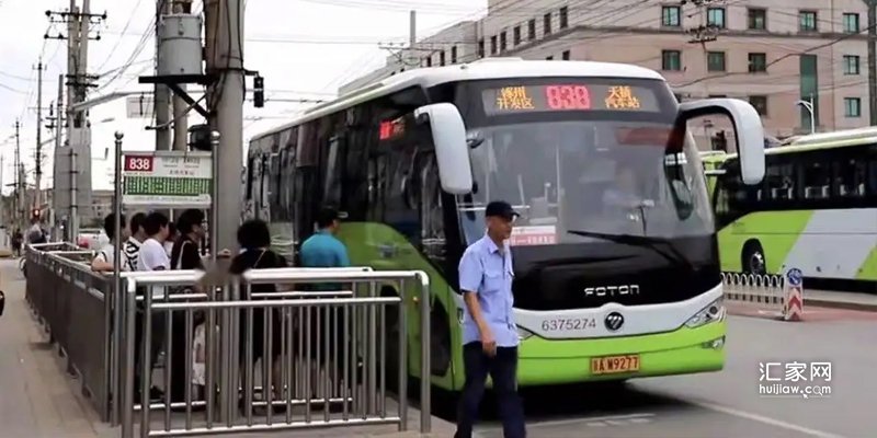 理想城二期社区前的华阳路上有市18路、市1路环线公交站点