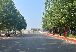 甲秀路—北二环红绿灯以北路面摊铺工程完工并顺利通车