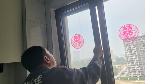 华远服务人员在检查门窗