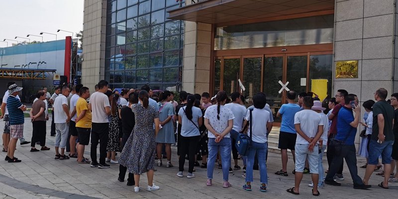 开发商延期交房现场
