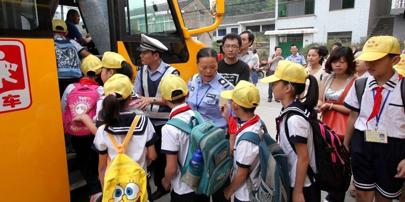 孩子排队上学